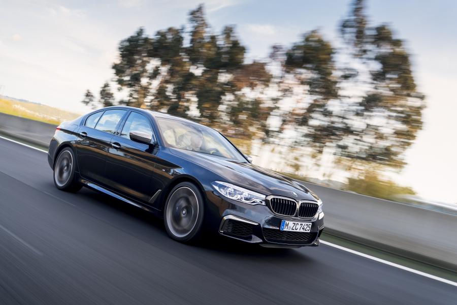  BMW M550i xDrive Sedan 2017 года  (WW) (фото 27 из 48)